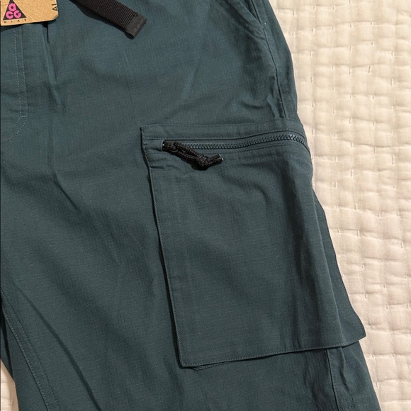 Nike ACG Dark Green Cargo Shorts - Picture 4 of 7